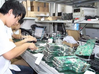 北京高中畢業(yè)生 學(xué)習(xí)手機(jī)維修技術(shù)，開啟月薪上萬的就業(yè)之路